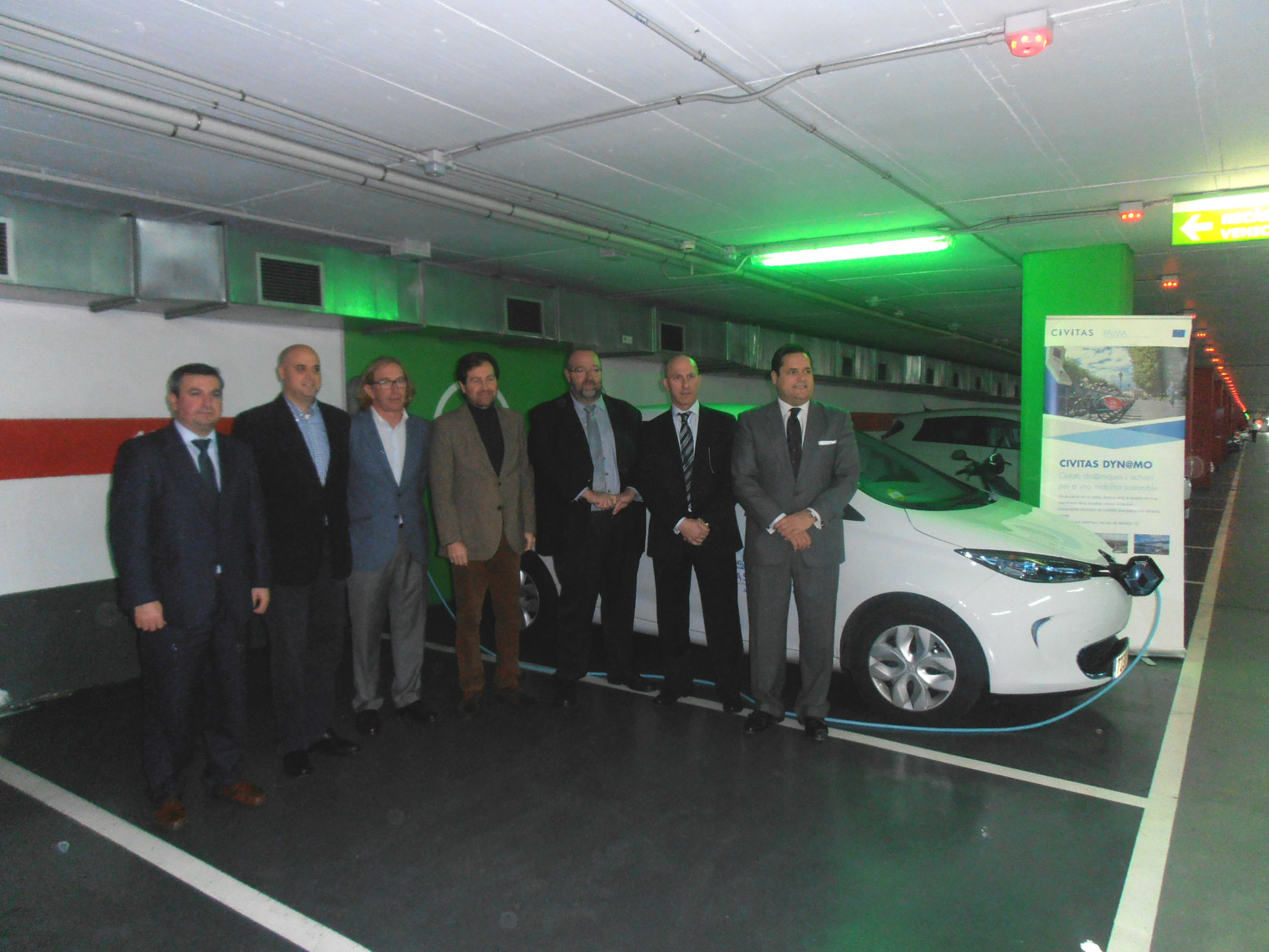 Andreu Garau, Jaime Ochogavia, Alejandro Asensi i representants de la marca del vehicle elèctric al punt de recàrrega del pàrquing de Marquès de la Cénia
